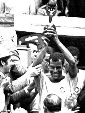Carlos Alberto Torres com a taça da Copa do Mundo de 1970 (Foto: AFP)