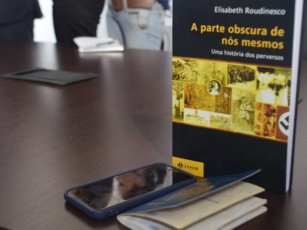 Polícia apreendeu um livro, um celular, um passaporte e um computador na casa do suspeito em João Pessoa (Foto: Diogo Almeida/G1)