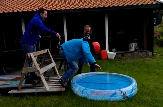 Noivo pensou que estava prestes a saltar de bungee jump, e acabou em piscina (Foto: YouTube/Reprodução/Rutlesjef)