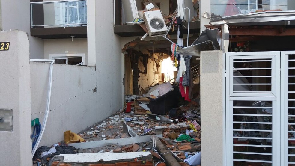 Casa foi destruída por explosão após vazamento de gás em Joinville (Foto: Marcos Pereira/RBS TV)
