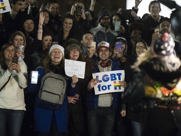 Madonna (de costas, à direita) canta durante show surpresa no parque Washington Square, em Nova York, na noite desta segunda-feira (7); apresentação foi em apoio a Hillary Clinton na eleição dos Estados Unidos (Foto: Matt Rourke/AP) Madonna (de costas, à direita) canta durante show surpresa no parque Washington Square, em Nova York, na noite desta segunda-feira (7); apresentação foi em apoio a Hillary Clinton na eleição dos Estados Unidos (Foto: Matt Rourke/AP)