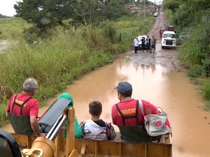 Famílias são removidas após Rio Camanduacaia transbordar em Jaguariúna, SP (Foto: Reprodução/ EPTV)