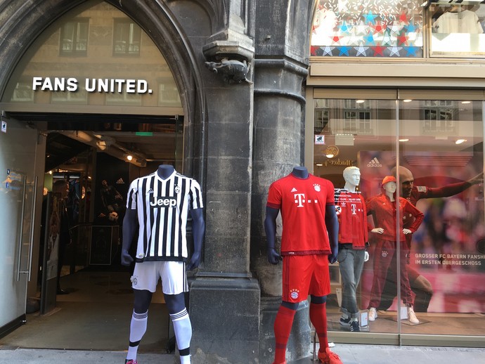 Camisas de Juventus e Bayern de Munique antes do jogo na Alemanha (Foto: Claudia Garcia/GloboEsporte.com)