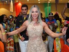 Juju Salimeni vai à feijoada de escola de samba com vestido curtinho