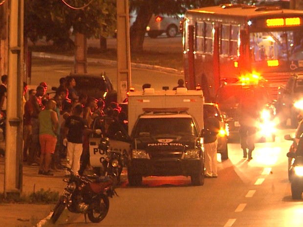 Equipe do Instituto Médico Legal fazendo a remoção do corpo do flanelinha que caiu de ônibus em São Luís (Foto: Reprodução/TV Mirante)