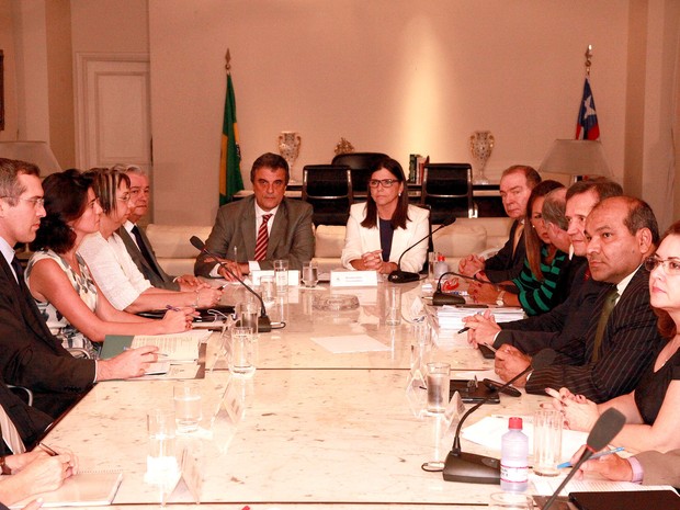 Roseana Sarney em reunião com o ministro José Eduardo Cardozo e a cúpula da segurnaça no estado (Foto: Divulgação/Secom)