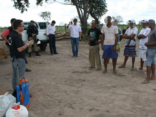Seis trabalhadores que atuavam em regime análogo à escravidão (Foto: Divulgação / PRF)