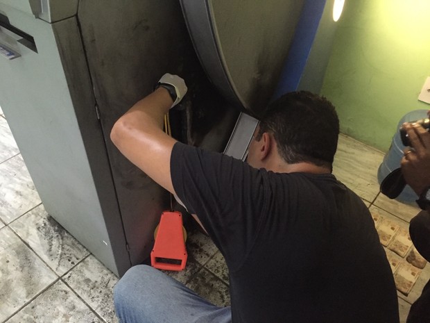 Bandidos arrombam caixa na Prefeitura de Carpina (Foto: Divulgação/PF)