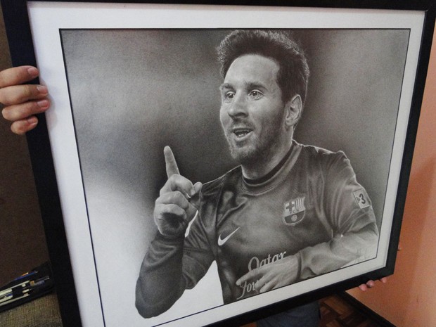 Quadro de Messi, desenhado por bombeiro, que se dedica à arte nas horas vagas.  (Foto: Flávia Cristini)