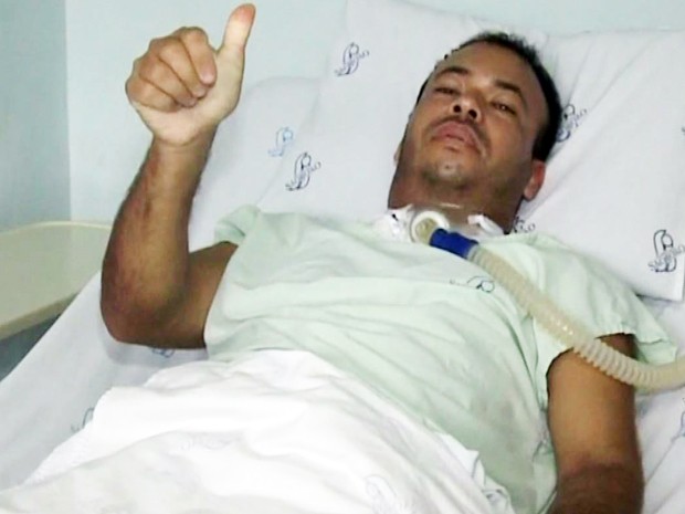 Pedreiro escapou de morrer após ser atingido por linha com cerol (Foto: Reprodução/TV Tribuna)
