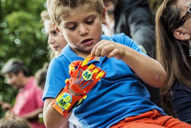 Garoto que nasceu com malformação na mão direita observa sua nova prótese feita com impressora 3D (Foto: AFP Photo/Jeff Pachoud) Garoto que nasceu com malformação na mão direita observa sua nova prótese feita com impressora 3D (Foto: AFP Photo/Jeff Pachoud)