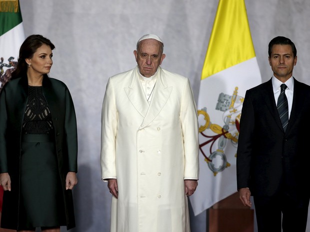   Papa Francisco encontrou o presidente do México Enrique Peña Nieto e a primeira-dama Angelica Rivera neste sábado, no Palácio Nacional  (Foto: Reuters/Max Rossi)