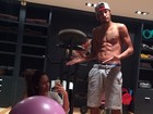 Exibindo tanquinho, Neymar posa para foto ao lado da irmã na academia