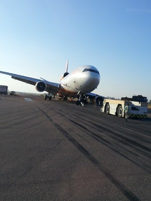 Avião foi removido da pista do Aeroporto de Viracopos, SP (Foto: Ricardo Custódio / EPTV)