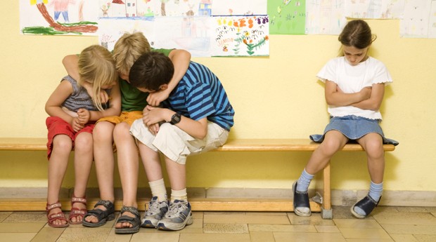 isolada, bullying, odiada, escola, sozinha (Foto: ThinkStock)