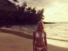 Fiorella Mattheis posa de biquíni branco em praia no Havaí