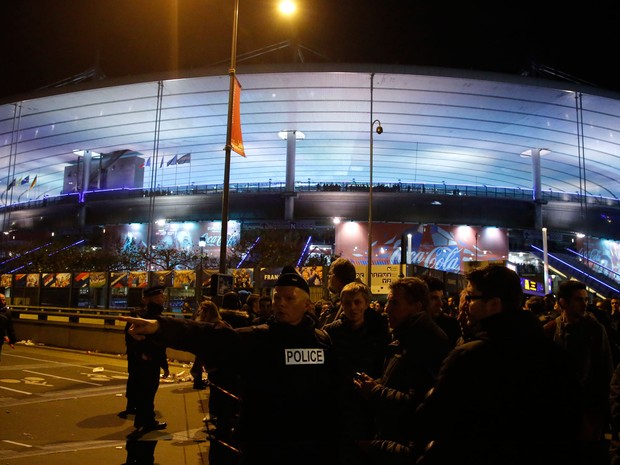 Policiais orientam as pessoas em frente ao Stade de France aps ataque (Foto: Michel Euler/AP)