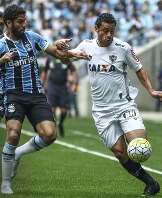 Wallace disputa bola com Fred, Grêmio x Atlético-MG (Foto: Bruno Cantini/ Atlético-MG)