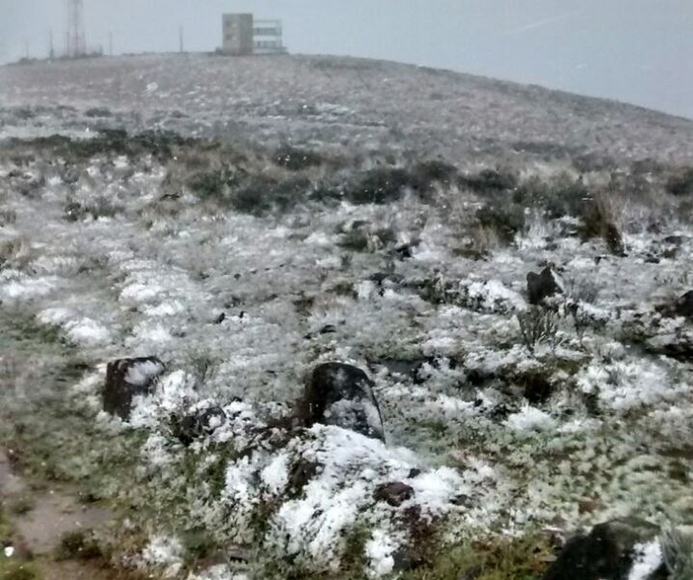 Morro das Antenas, em Urupema, foi o primeiro local a registrar neve nesta sexta (9) em SC (Foto: Odemar Andrade/RBS TV)