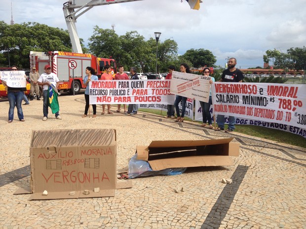 Manifestantes dizem que auxílio-moradia de R$ 3,8 mil é um contrasenso (Foto: Jesana de Jesus/G1)