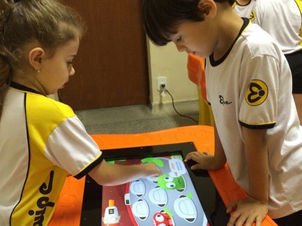 Mesa digital proporciona a interação dos alunos com conhecimento e tecnologia de maneira lúdica (Foto: Colégio Equipe)