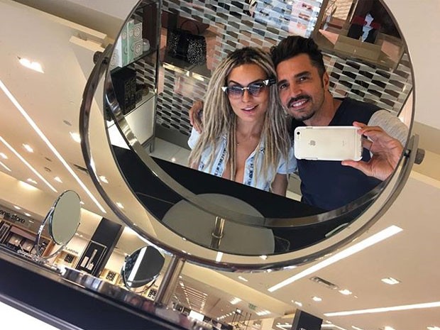 Fernanda Lacerda, a Mendigata, e Latino em shopping em Orlando, nos Estados Unidos (Foto: Instagram/ Reprodução)