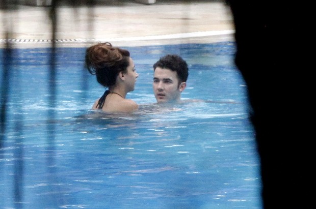 Kevin Jonas com Danielle na piscina do hotel (Foto: Marcos Ferreira / Foto Rio News)