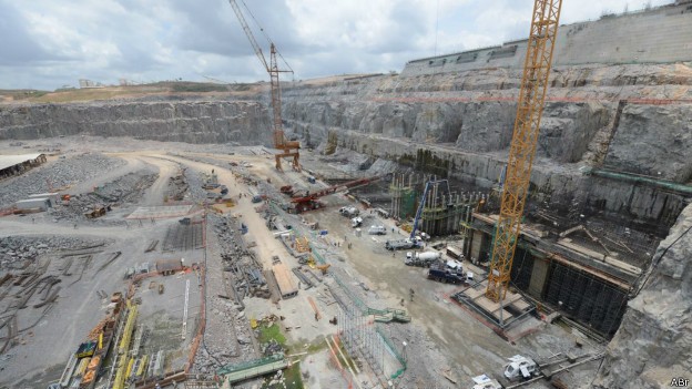 A construção de barragens, como a da hidrelétrica de Belo Monte, intensificam conflitos de água no país (Foto: BBC)