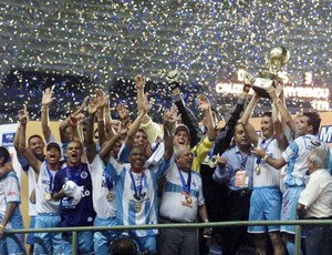 Paysandu levanta a taça de Campeão dos Campeões em agosto de 2002 (Foto: Acervo / O Liberal)