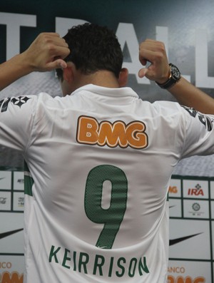 Keirrison com a nova camisa personalizada do Coritiba (Foto: Gabriel Hamilko / GloboEsporte.com)