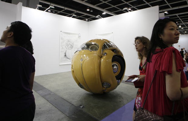 Escultor indonésio apresenta 'Fusca Esfera' em exposição em Hong Kong (Foto: Kim Cheung/AP)
