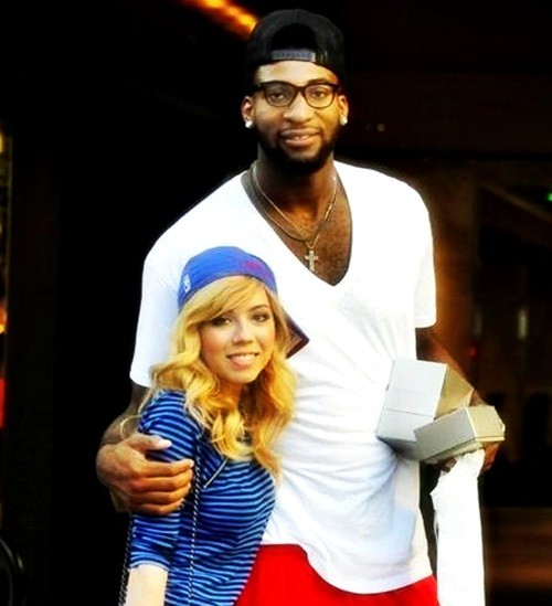 Jennette McCurdy com o ex-namorado, o jogador da NBA  Andre Drummond  (Foto: reprodução)