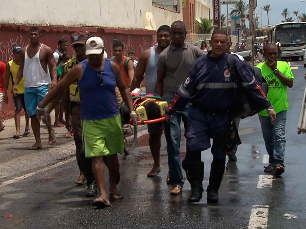Populares e agentes do Samu ajudaram no resgate do motociclista que acabou se envolvendo em outro acidente, ao observar a batida entre os veículos. (Foto: Imagens/Tv Bahia)