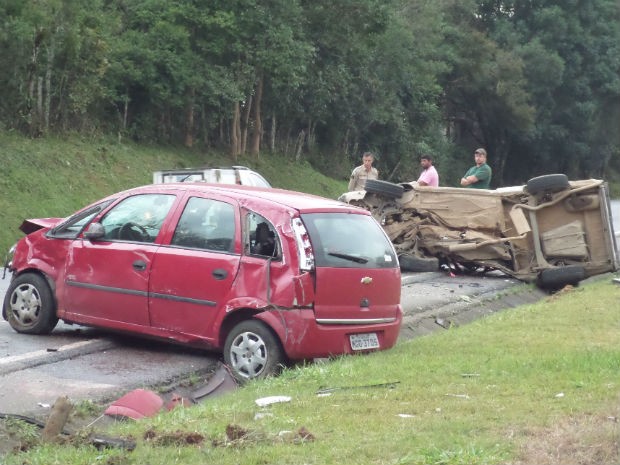 Acidente entre dois carros ocorreu neste sábado (28) na PR-151, entre Palmeira e São do Triunfo, (Foto: Anderson Maciel Ferreira)