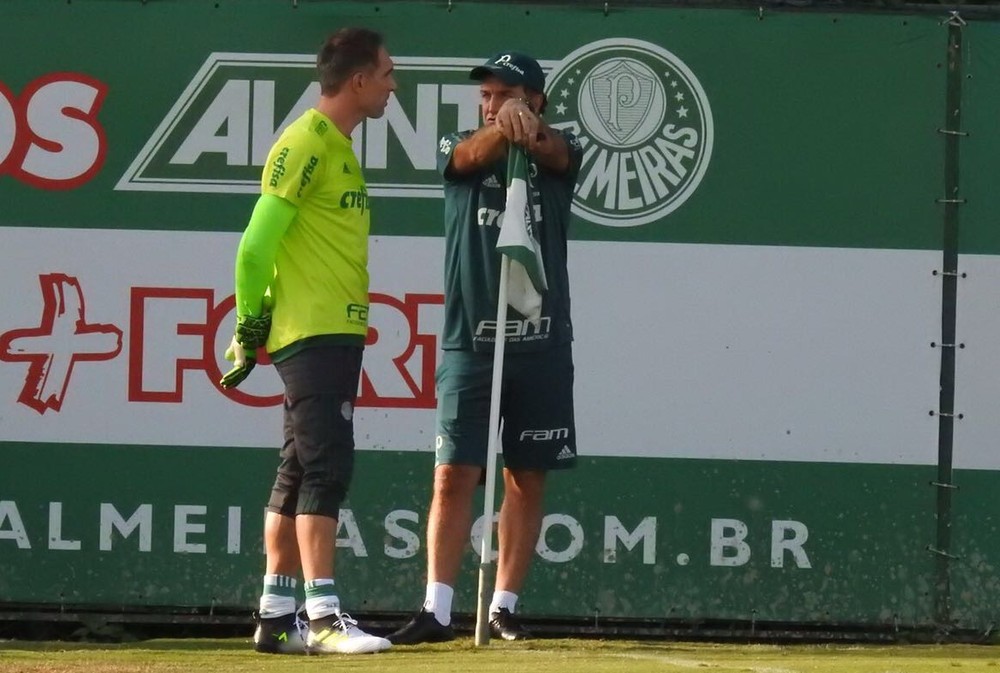  Após falhas, Cuca tem conversa reservada com Prass em treino do Palmeiras