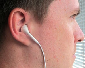 Os novos EarPods preenchem todo o ouvido do usuário (Foto: Laura Brentano/G1)