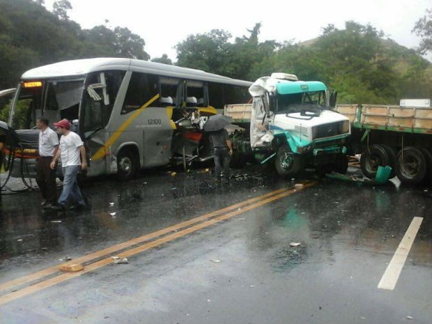 Acidente na BR-040, em Santos Dumont (Foto: PRF/Divulgação)