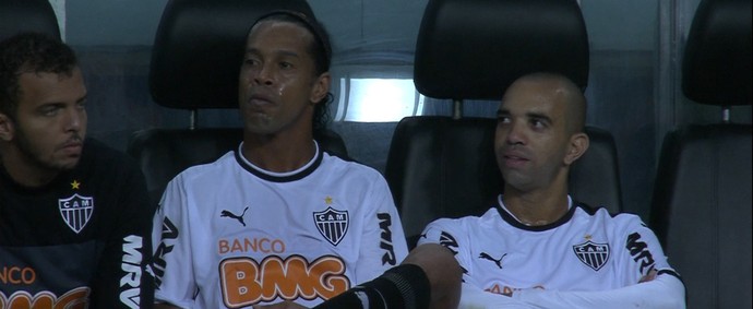 Ronaldinho Gaúcho e Diego Tardelli no banco de reservas (Foto: Reprodução / Premiere)