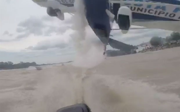 Pequeno avião fez voo rasante e assustou tripulantes de lancha  (Foto: Reprodução/YouTube/Mariano Bradanini)