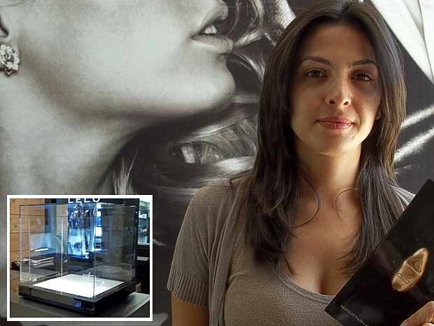  Vanessa Baldini, dona de sex shop em Brasília, mostra foto do vibrador folheado a ouro roubado da loja dela; no destaque, caixa de vidro onde o objeto era guardado (Foto: Rafaelo Céo/G1)