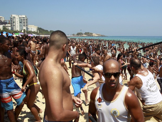 Tentativa de arrastão na altura do posto 8 da praia de ipanema. (Foto:  Guilherme Leporace/Agência O Globo)