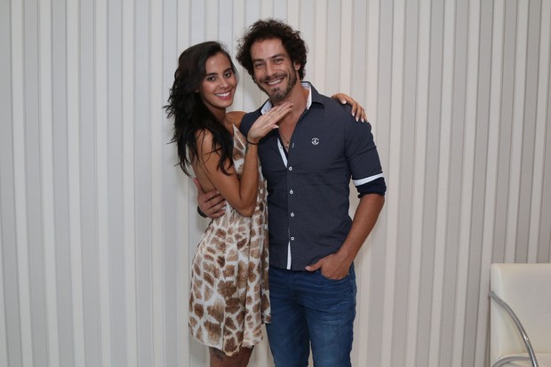 Lorena Bueri, ex-Gata do Paulistão levou seu namorado, o modelo Diego Cristo,  para fazer botox  (Foto: Thais Aline/ Agência Fio Condutor)