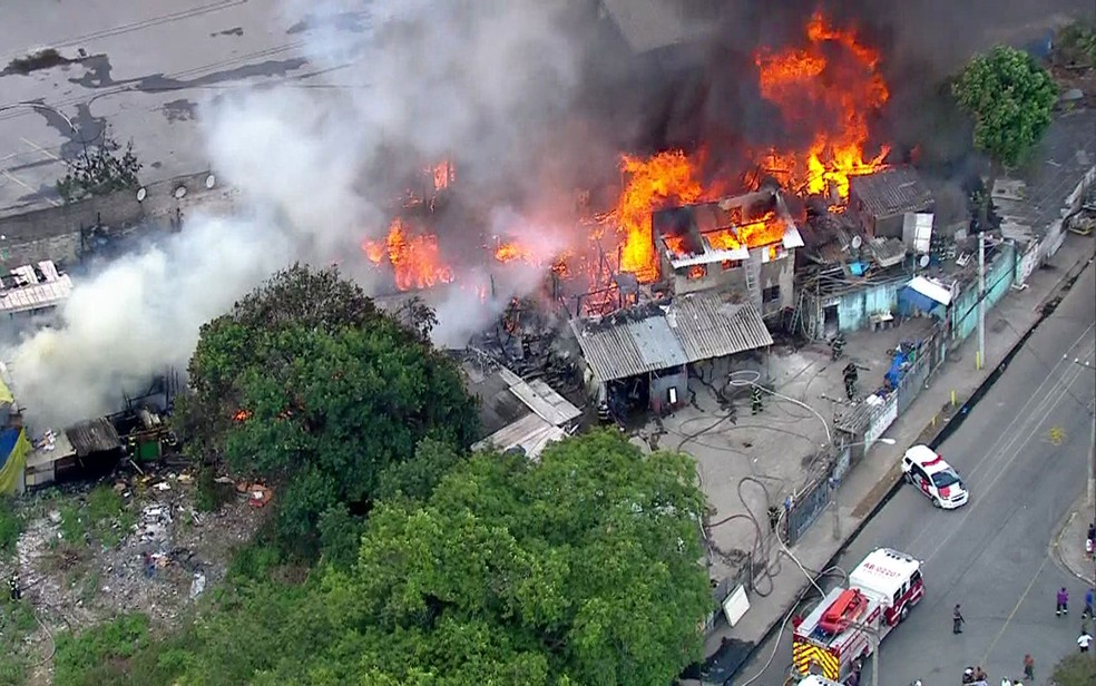 Bombeiros lutam contra o fogo em comunidade na Zona Norte de São Paulo (Foto: GloboNews/Reprodução)