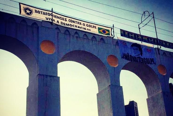 Faixa exibida pela torcida do Botafogo em ato contra o impeachment