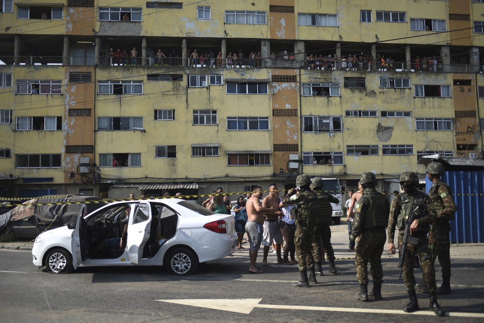 Carro fuzilado pelo Exército em Guadalupe, Rio — Foto: Fábio Teixeira/AP