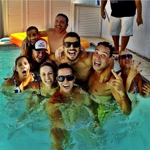 Caio Castro com amigos na piscina (Foto: Instagram / Reprodução)