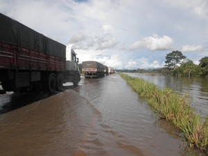 Moradores pegaram carona para passar pela BR-364, onde j est permitido o trfego de caminhes (Foto: Nilce Souza Magalhes/Arquivo Pessoal)