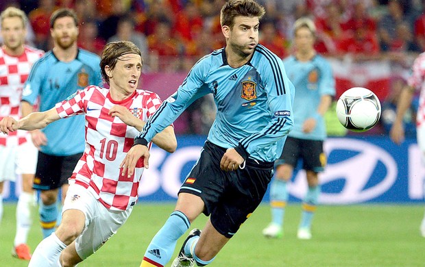 Croácia x Espanha, Piqué e Luka Modric (Foto: Agência EFE)