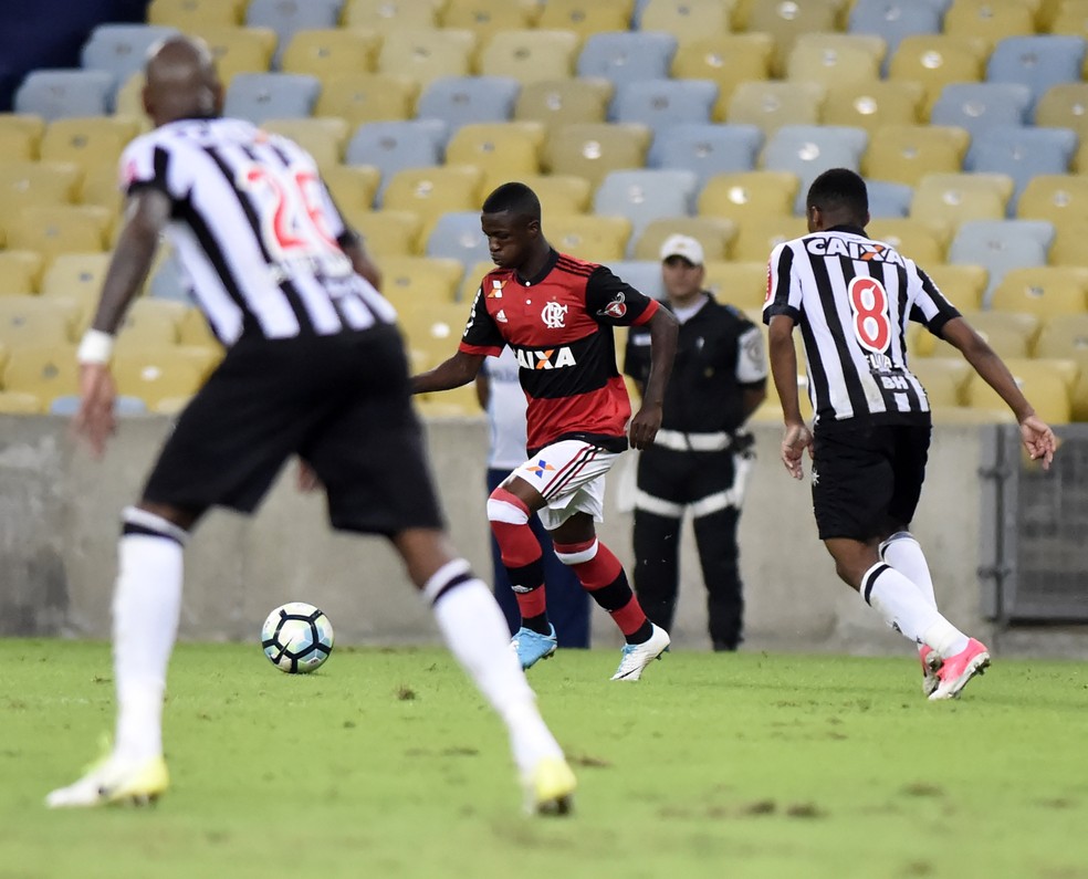 Vinicius Junior em jogada com Elias no empate no Maracanã (Foto: André Durão)