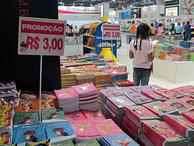 Estande com livros infantis a preços mais baixos (Foto: Giovana Sanchez/G1)